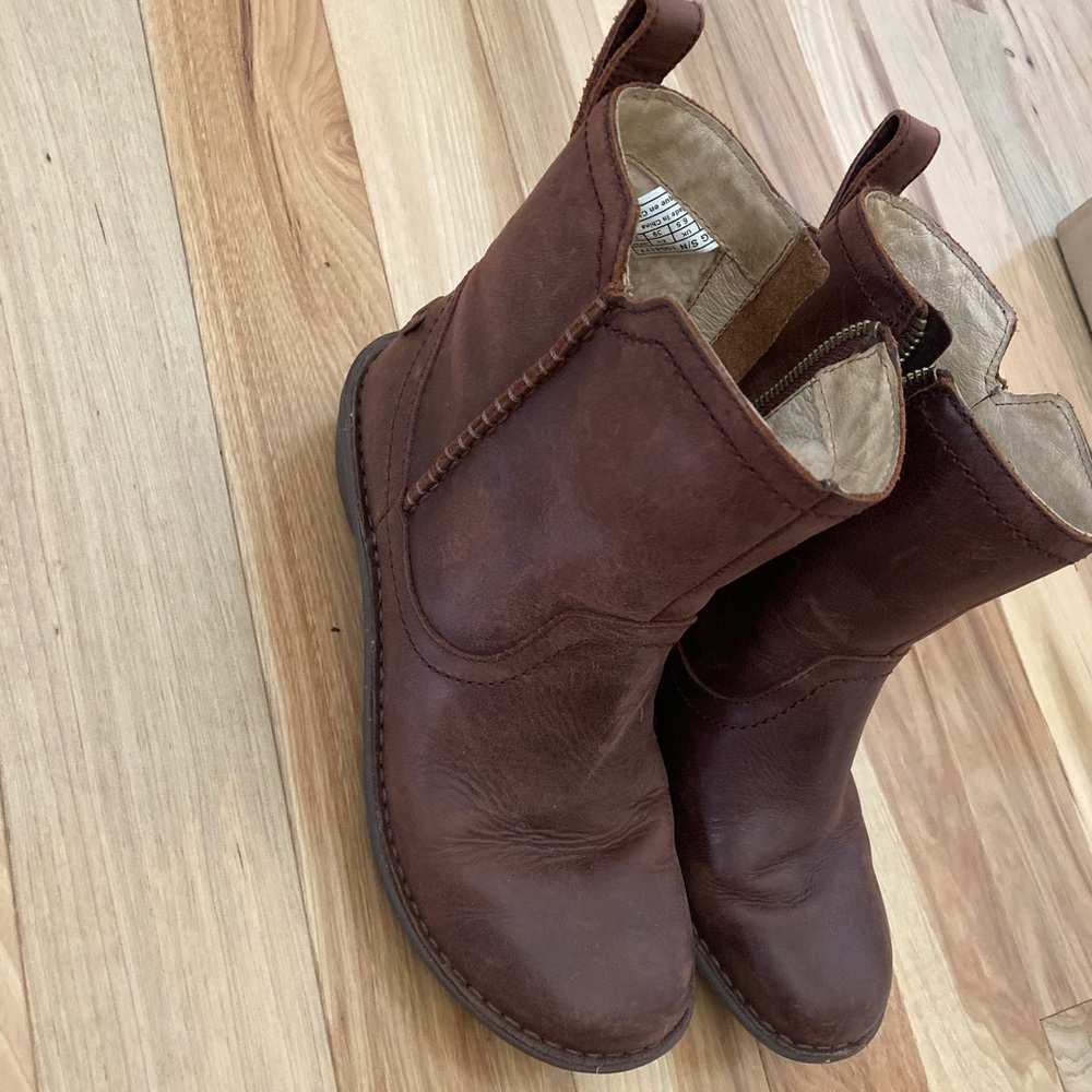 Ugg boots size 8 brown leather